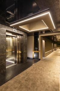 eine Lobby mit einem Flur mit Aufzügen in einem Gebäude in der Unterkunft -- ESTE PARK HOTEL -- part of Urban Chic Luxury Design Hotels - Parking & Compliments - next to Shopping & Dining Mall Plovdiv in Plowdiw