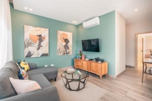 Most exclusive Condo- Hotel in Town -802 في سانتو دومينغو: غرفة معيشة مع أريكة وطاولة