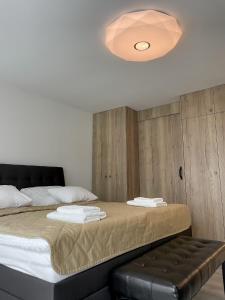 1 dormitorio con 2 camas y luz en Smart Apartment l, en Huncovce