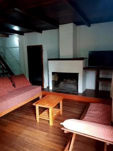 un soggiorno con 2 letti e un camino di Casa Doña Isabel a Puerto Iguazú