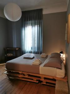 um quarto com uma cama grande em frente a uma janela em Tommy Vitello camere em Cassano Magnago