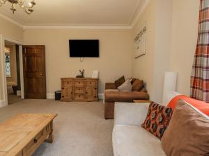 Una televisión o centro de entretenimiento en The Manor House