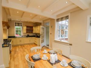 Una cocina o cocineta en The Manor House