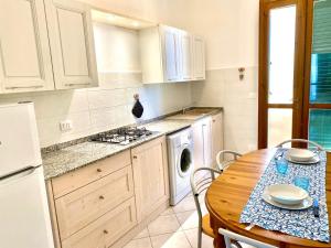 A kitchen or kitchenette at appartamento Via Siena 1