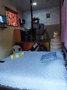 een groot wit bed in een kamer met een trap bij Casa Sol in Sarapiquí