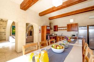 una cocina con una mesa con un bol de fruta. en Dream by Hamlet Holiday Home, en Għasri