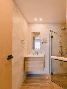 ein Bad mit einem Waschbecken und einer Dusche in der Unterkunft Fully Serviced Apartment at Regatta Living II - 905 in Santo Domingo