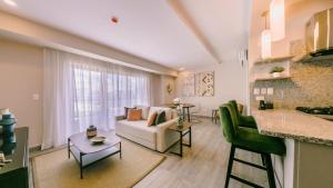 Posezení v ubytování Fully Serviced Apartment at Regatta Living II - 905