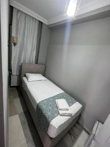 Postel nebo postele na pokoji v ubytování GRAND Deniz Hotel