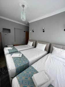 Postel nebo postele na pokoji v ubytování GRAND Deniz Hotel