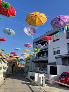 Nuovo appartamento Elegante,curato nei dettagli في Decimomannu: مجموعة من المظلات تطير في الهواء