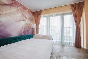 um quarto com uma cama e uma grande janela em Grand Panorama City Views em Oradea