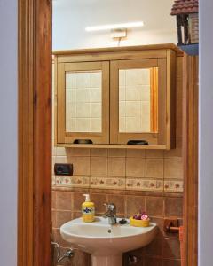 ein Badezimmer mit einem Waschbecken und einem Schrank darüber in der Unterkunft La Casita in La Guancha