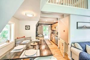 Cozy Northville Home with Dock, Lake Access and Views! في Benson: مطبخ وغرفة معيشة مع طاولة وأريكة