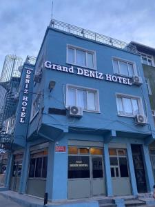 Budova, kde se hotel nachází + 35 fotografií