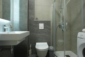 Koupelna v ubytování GRAND LUX APARTMENTS + 37 fotografií