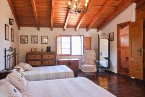 1 Schlafzimmer mit 2 Betten, einer Kommode und einem Fenster in der Unterkunft La Casita in La Guancha