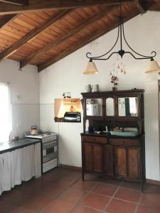 cocina con fogones y encimera en Casa Quinta Los Prados en Río Tala