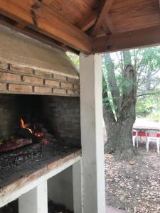 un horno al aire libre con una chimenea en su interior en Casa Quinta Los Prados en Río Tala