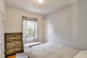 Una cama o camas en una habitación de Light filled Condo 3 Bedrm with enclosed sunny backyard