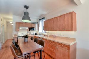 Una cocina o cocineta en Light filled Condo 3 Bedrm with enclosed sunny backyard