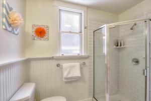 Un baño de Light filled Condo 3 Bedrm with enclosed sunny backyard