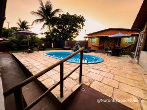 una piscina en el patio trasero de una casa en Noronha Good Vibes Hostel, en Fernando de Noronha