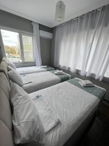 Postel nebo postele na pokoji v ubytování GRAND Deniz Hotel
