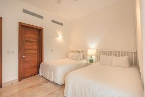 Rúm í herbergi á Go away to this charming apt at Sublime w private jacuzzi included