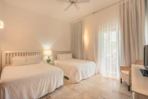Rúm í herbergi á Go away to this charming apt at Sublime w private jacuzzi included