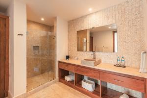 Baðherbergi á Go away to this charming apt at Sublime w private jacuzzi included