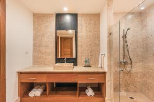 Baðherbergi á Go away to this charming apt at Sublime w private jacuzzi included