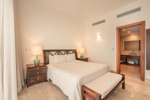 Rúm í herbergi á Go away to this charming apt at Sublime w private jacuzzi included