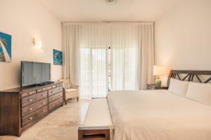Rúm í herbergi á Go away to this charming apt at Sublime w private jacuzzi included