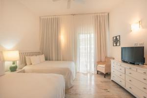 Rúm í herbergi á Go away to this charming apt at Sublime w private jacuzzi included +19 myndir