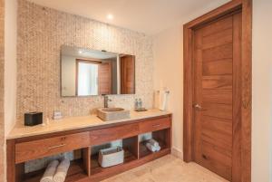 Baðherbergi á Go away to this charming apt at Sublime w private jacuzzi included