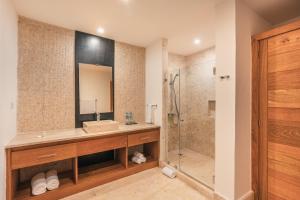 Baðherbergi á Go away to this charming apt at Sublime w private jacuzzi included
