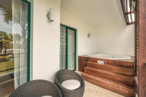 Rúm í herbergi á Go away to this charming apt at Sublime w private jacuzzi included