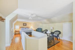 une chambre avec un lit et un salon avec un plafond dans l'établissement The Little House, à Annapolis