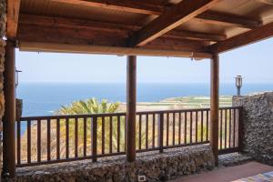 einen Balkon mit Meerblick in der Unterkunft La Casita in La Guancha