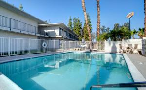 Kolam renang di atau dekat dengan Motel 6-Bakersfield, CA - South