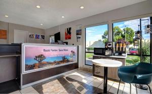En TV eller et underholdningssystem på Motel 6-Rancho Cordova, CA - Rancho Cordova East