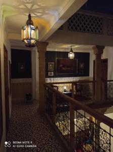 un pasillo de un hotel con dos luces y una escalera en Riad Dar Badiaa, en Sale