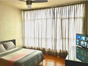 1 dormitorio con 1 cama y ventana con TV en Amplio departamento en la mejor zona de polanco, en Ciudad de México