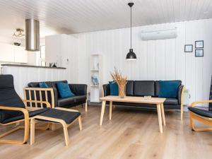 uma sala de estar com sofás e uma mesa de centro em 8 person holiday home in R m em Bolilmark