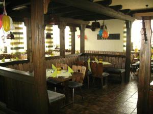 Gasthof Hotel Zum Ross في فيرتهايم: غرفة طعام مع طاولات وكراسي في مطعم