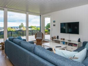 ボルコップにあるHoliday home Børkop IVのリビングルーム(青いソファ、テレビ付)