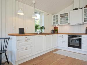 Virtuvė arba virtuvėlė apgyvendinimo įstaigoje Holiday home Rønne XI