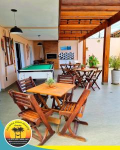 ウバトゥバにあるPousada Praia Grandeのテーブル、椅子、ビリヤード台が備わる客室です。