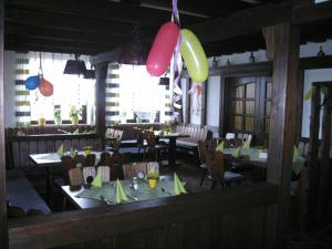 Gasthof Hotel Zum Ross في فيرتهايم: غرفة طعام بها طاولات وكراسي وبالونات